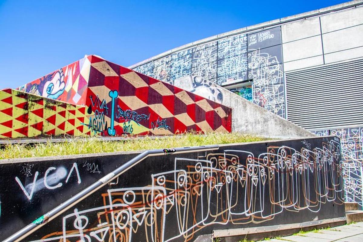 bangunan dengan grafiti di sisinya