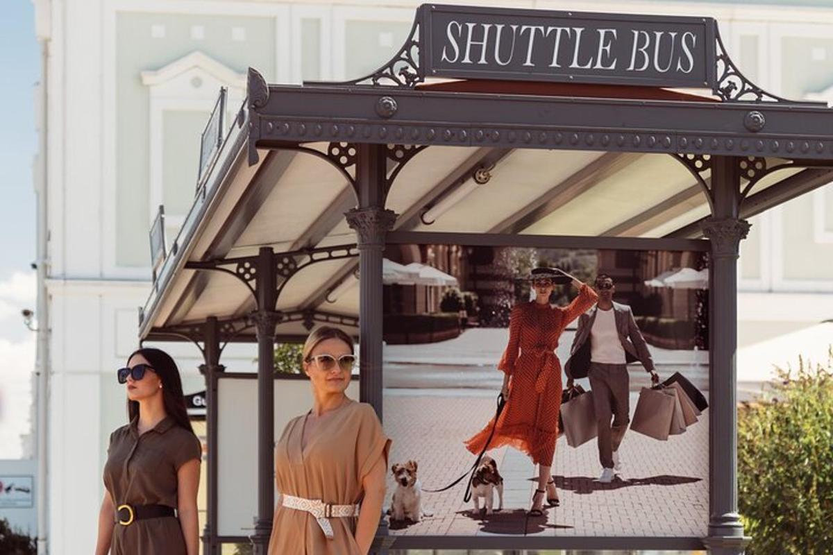 grupp naisi seisab bussipeatuse all