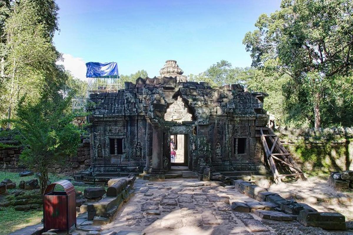 Una entrada a un antiguo edificio de piedra en un parque.