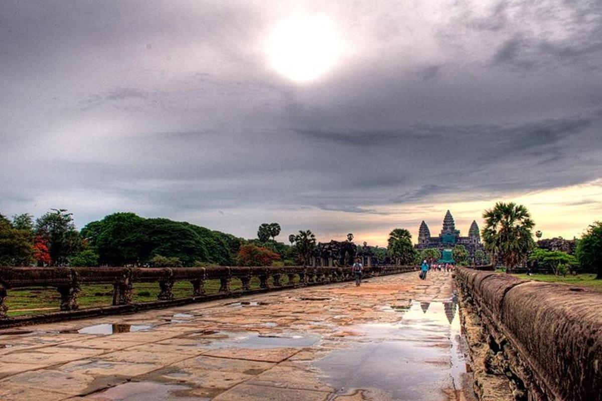 un cielo nuvoloso su una strada di pietra con un tempio sullo sfondo