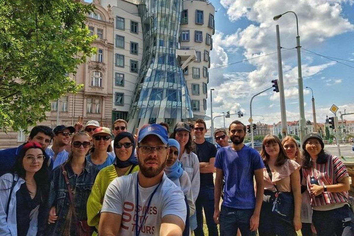 egy csoport ember áll egy épület előtt