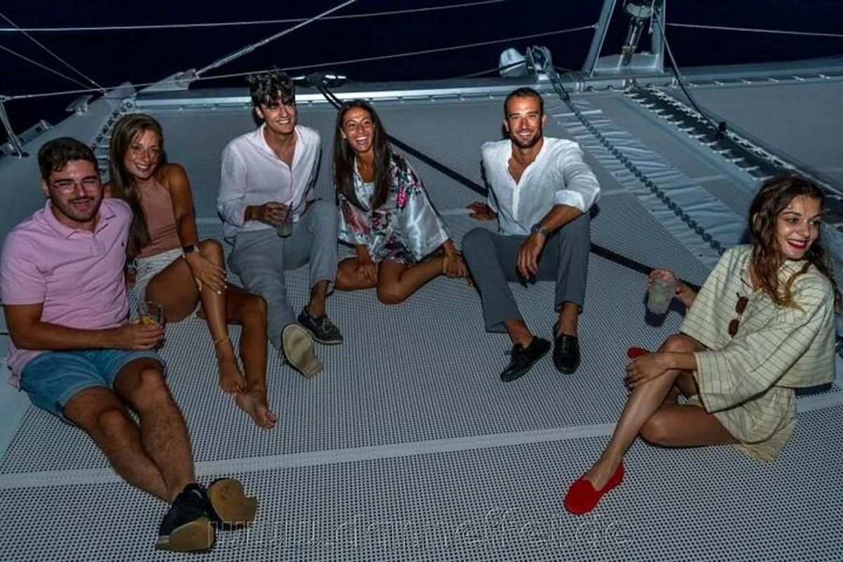 un grup de oameni care stau pe o barcă