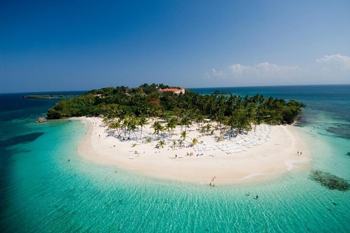 otok v oceanu z ljudmi na njem