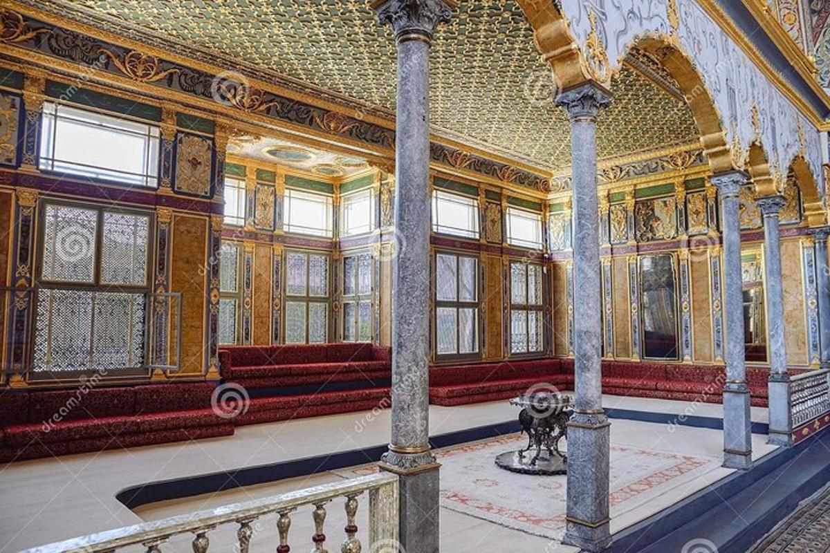 una grande stanza con finestre e una scala in un edificio