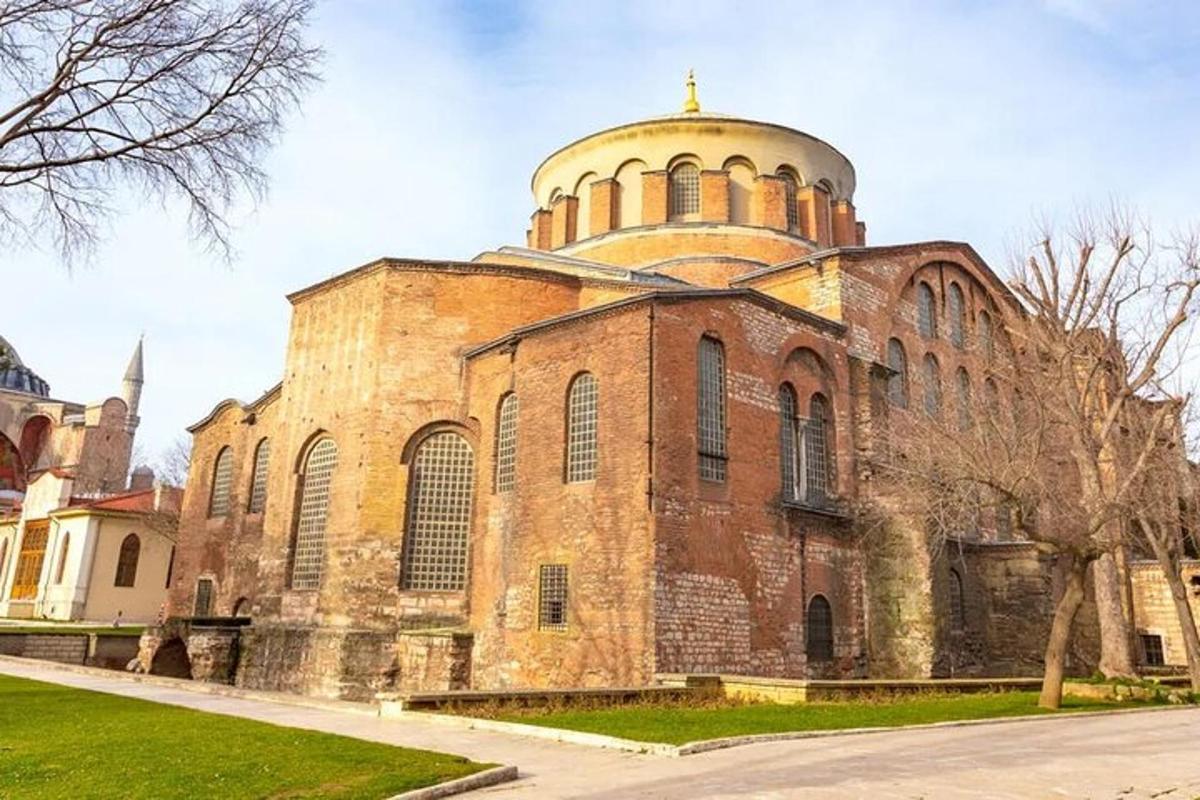 stará cihlová budova s kupolí na vrcholu