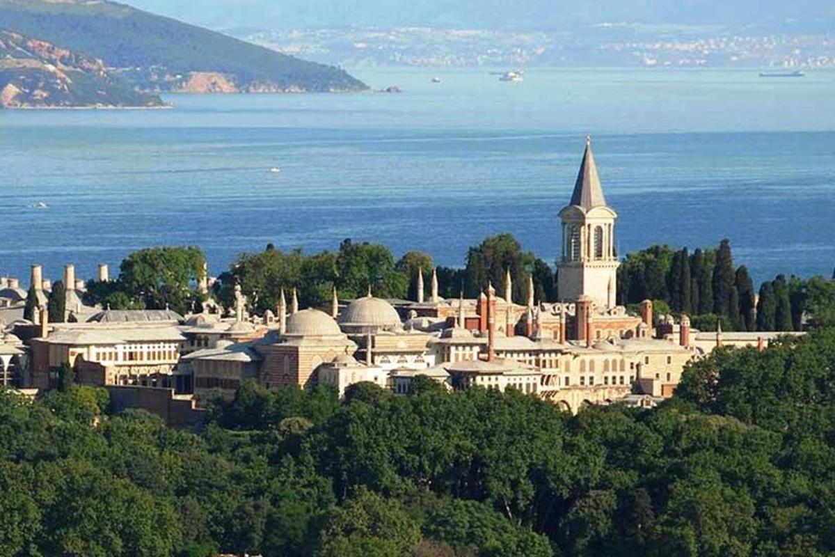 un grande edificio su una collina vicino all'acqua