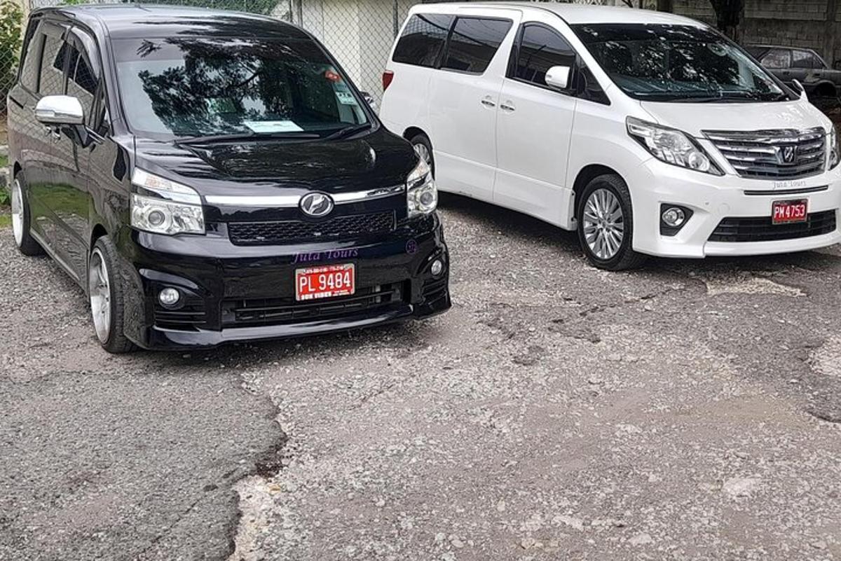hai chiếc xe tải màu trắng đậu cạnh nhau