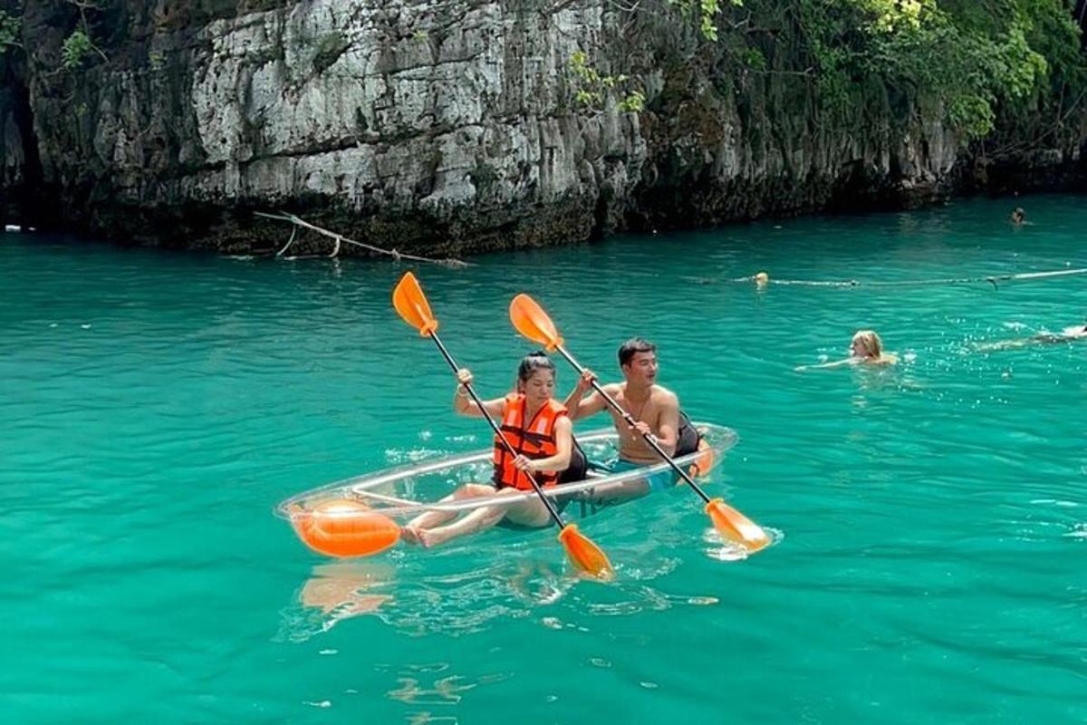 due persone sono in un kayak in acqua