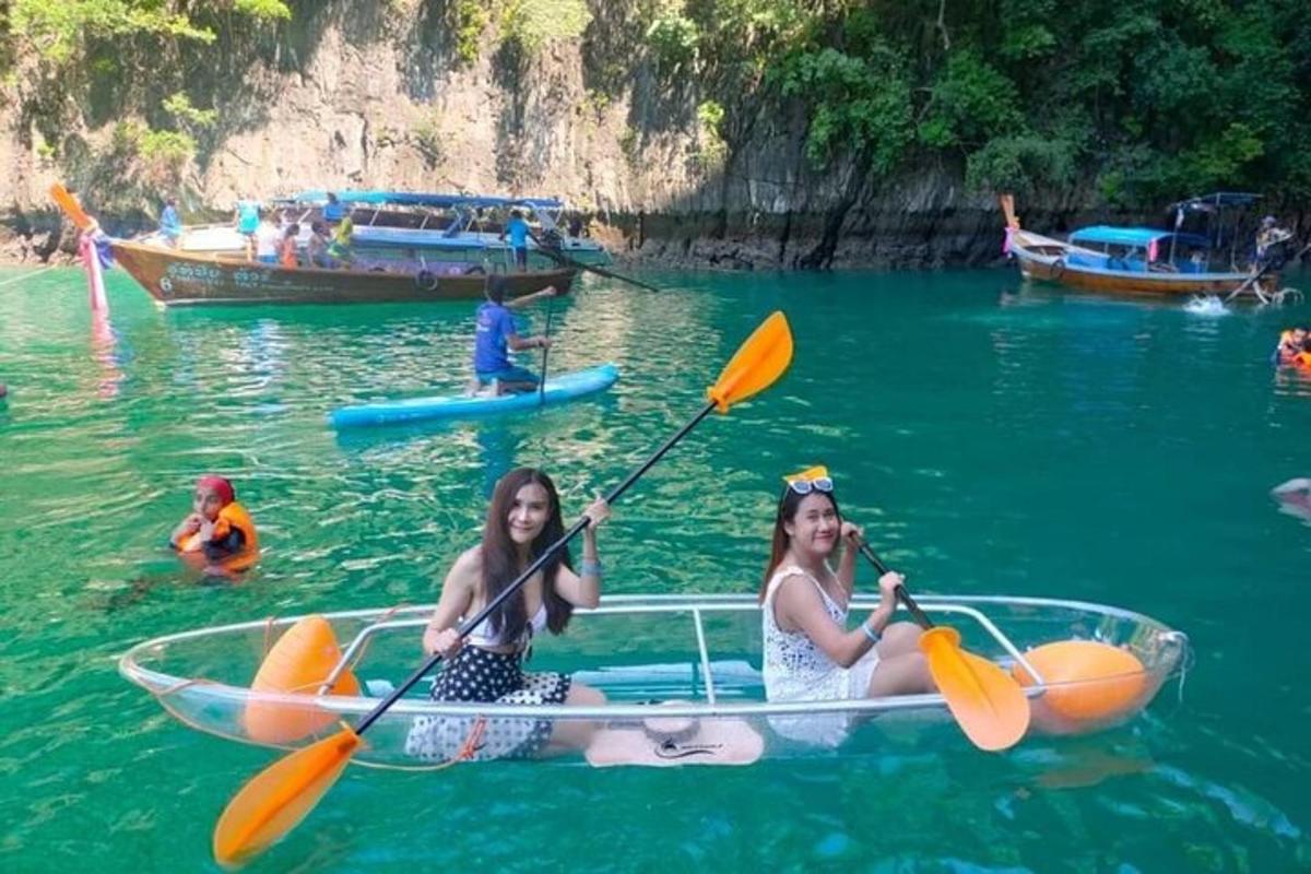due ragazze sono su una barca in acqua