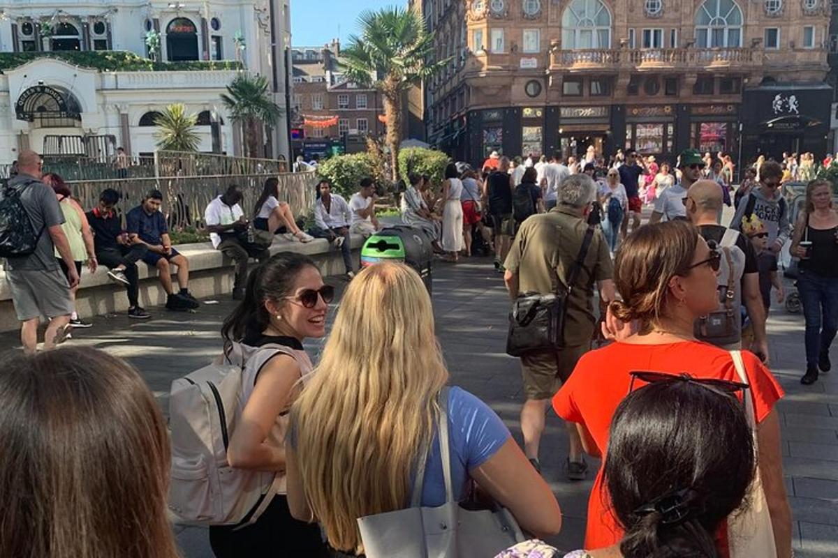 un grup de persones dempeus en un carrer de la ciutat