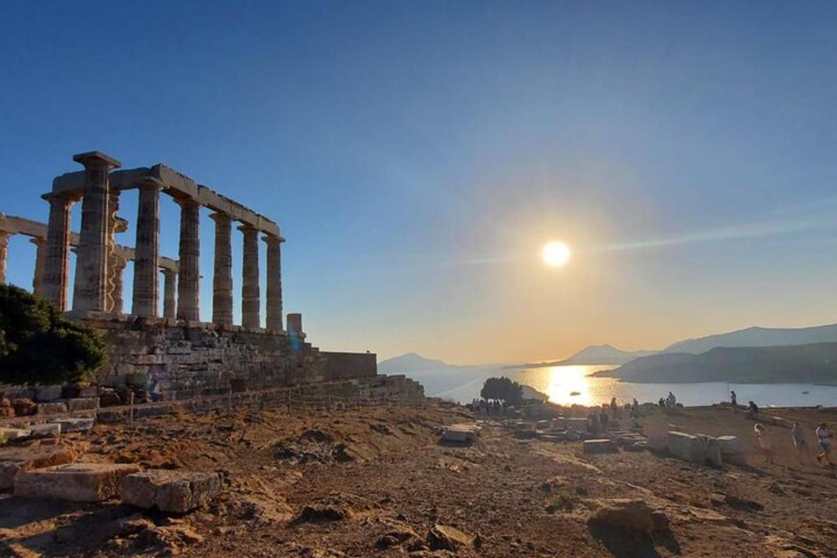 una imatge d'un temple amb el sol al fons