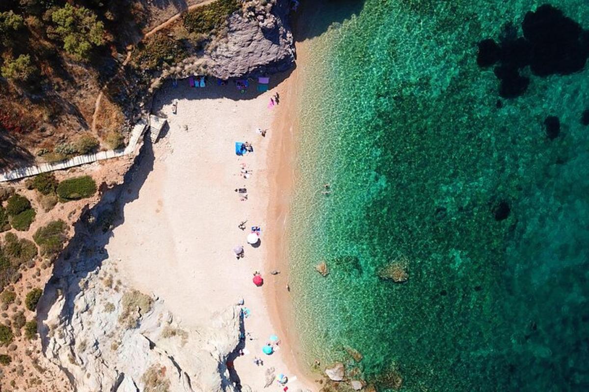 una vista cenital d'una platja amb gent