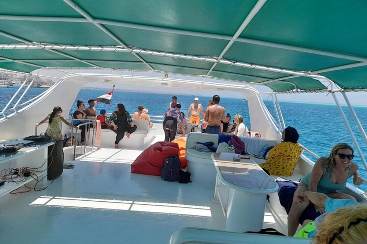 een groep mensen die op een boot in het water zitten