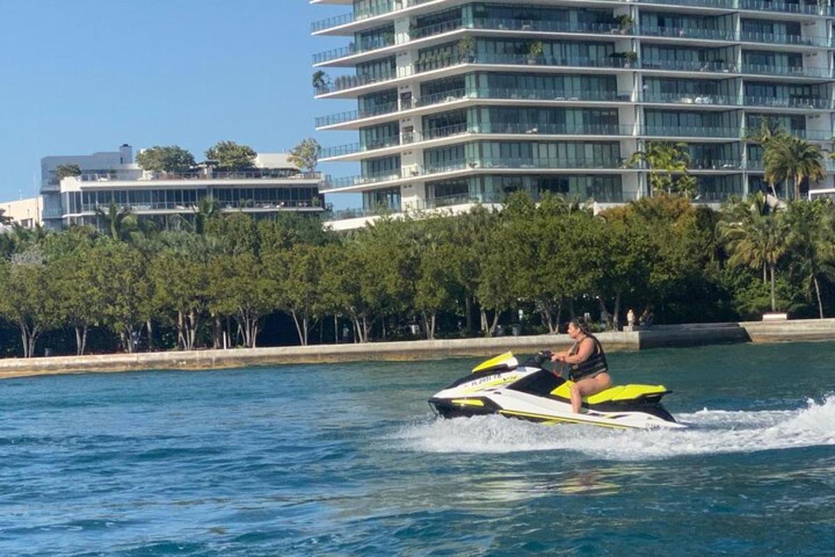 seorang lelaki menaiki jet ski di dalam air