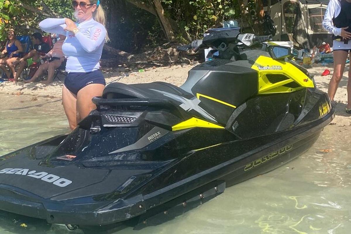 seorang wanita berdiri di sebelah jet ski di dalam air