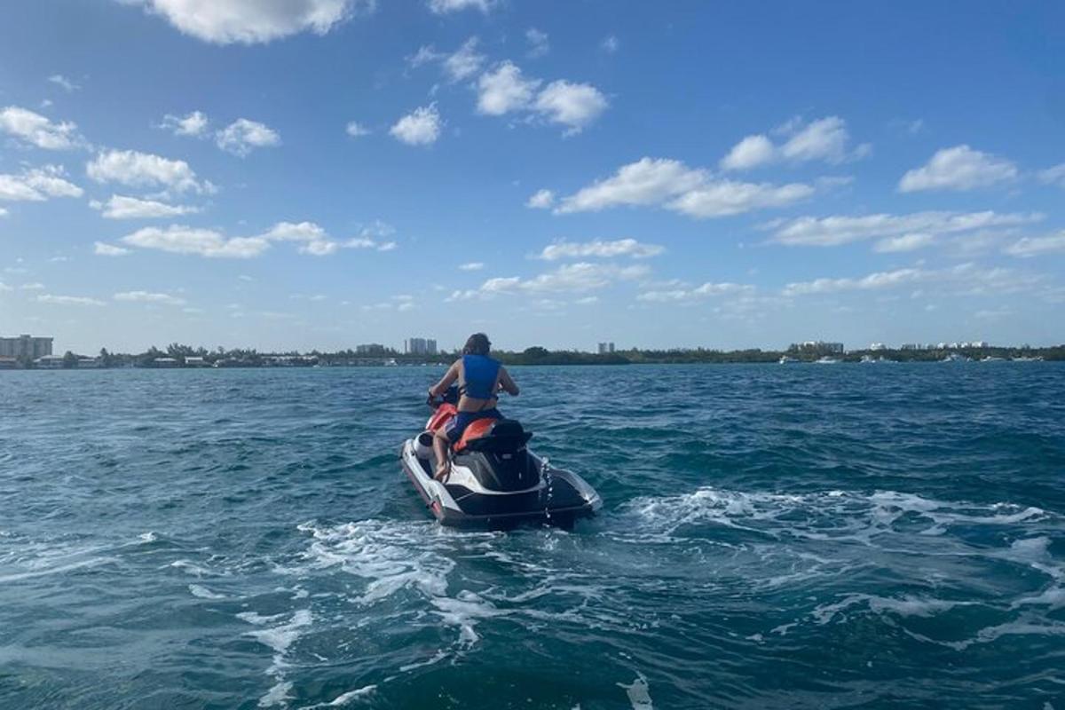 seseorang yang menaiki jet ski di dalam air