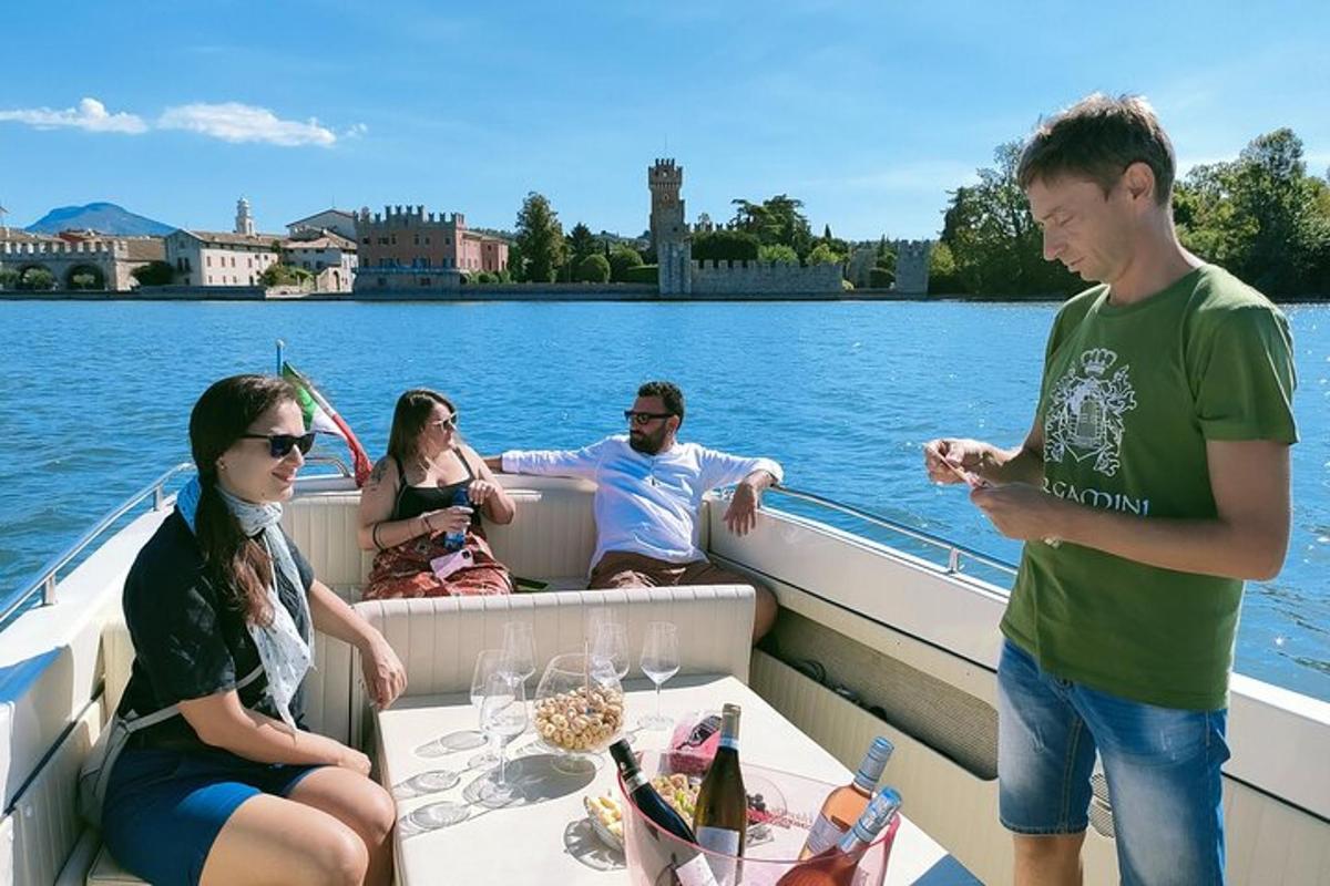 un gruppo di persone su una barca sull'acqua