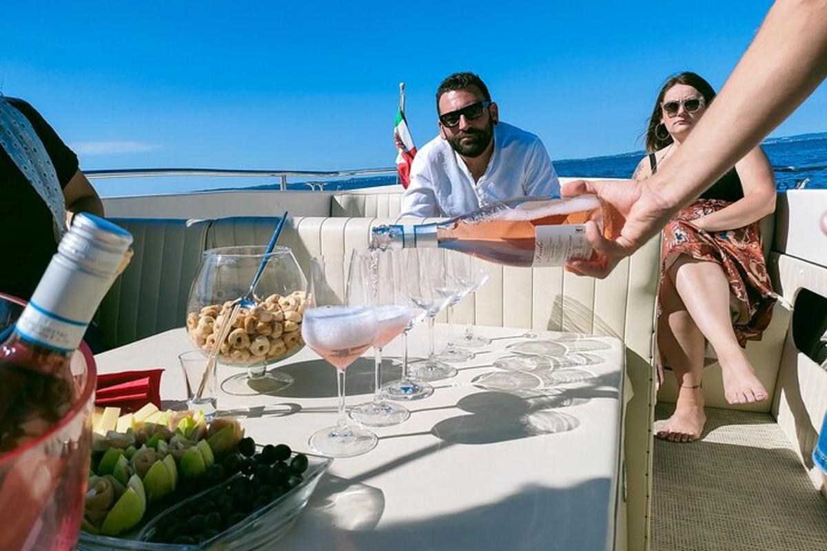 un gruppo di persone sedute attorno a un tavolo con bicchieri di vino