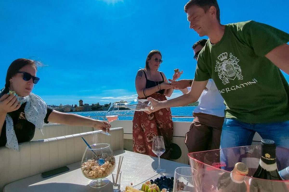 skupina lidí pijících víno na balkóně