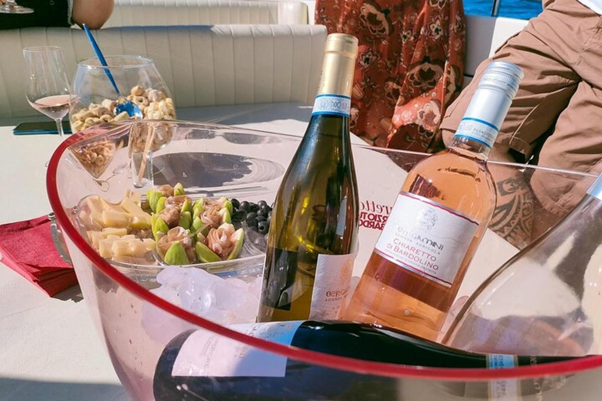 un tavolo con due bottiglie di vino e una ciotola di cibo