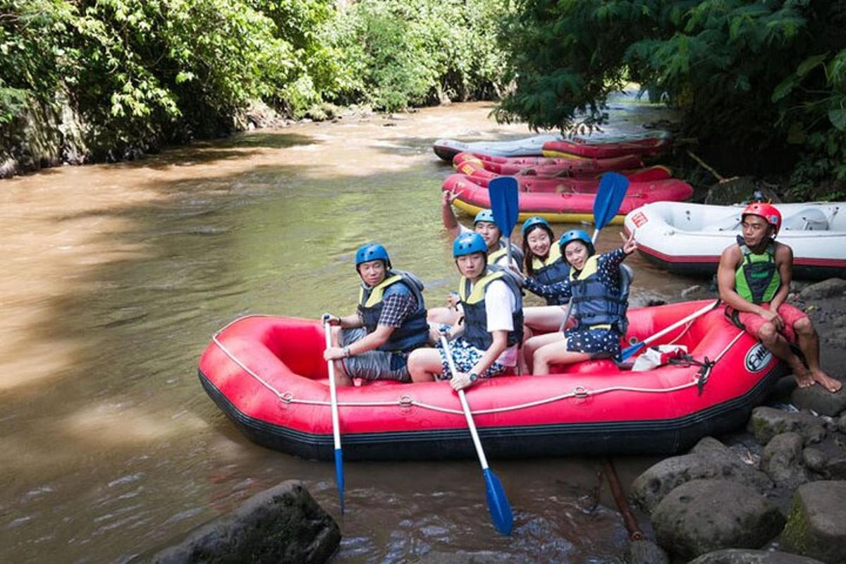 sekumpulan manusia di atas rakit di sungai