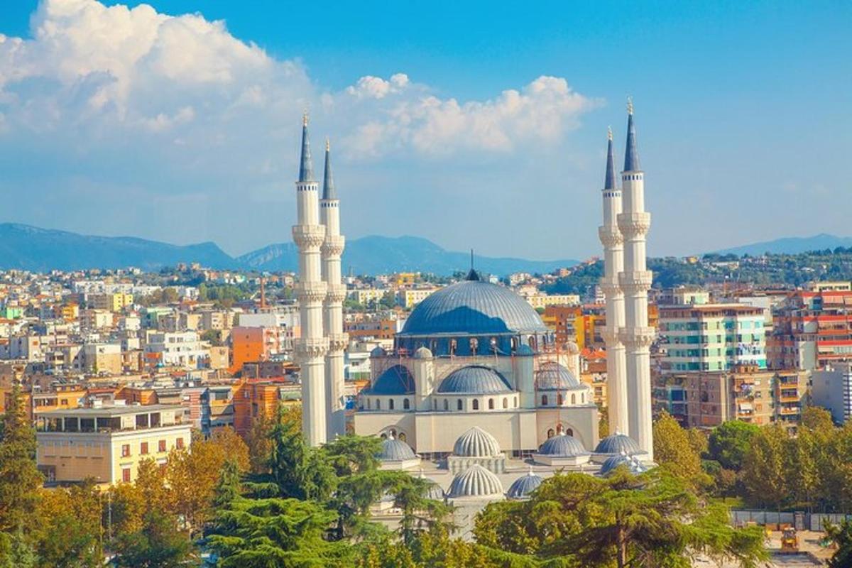 bir şehrin tepesinde iki kubbesi olan cami