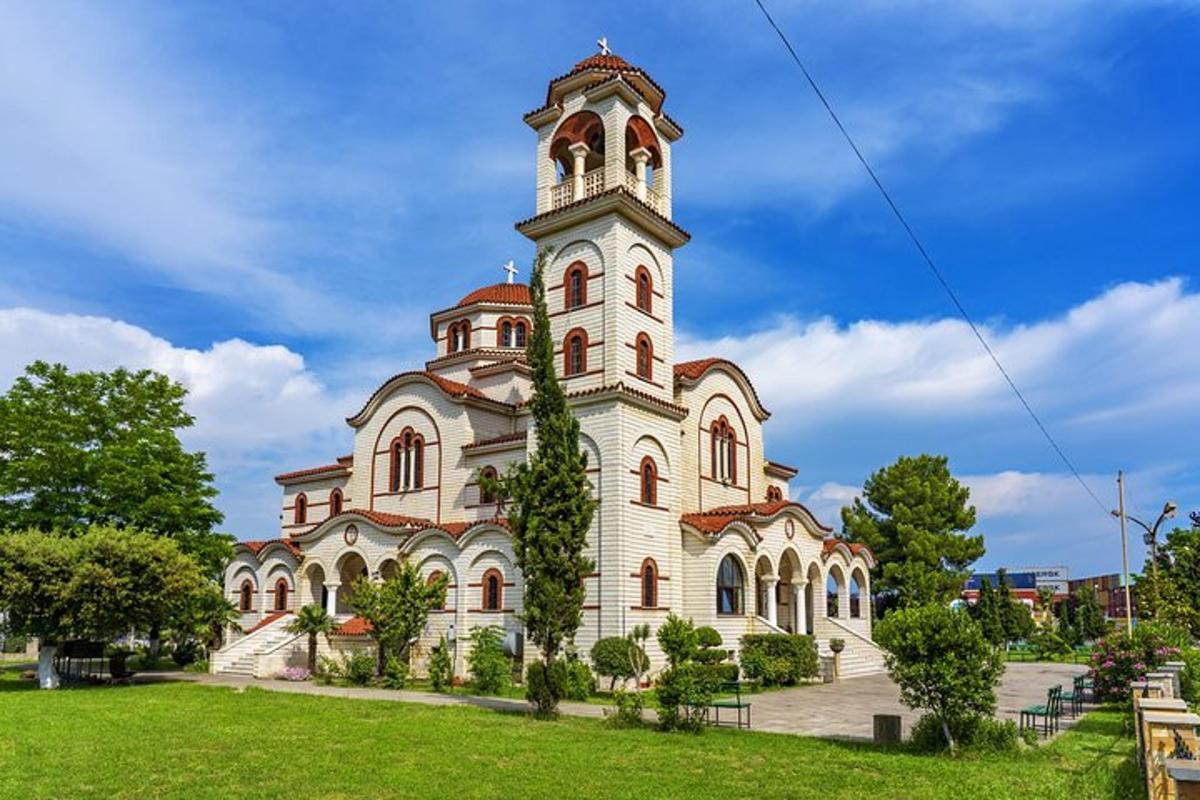 un gran edifici amb una torre amb un rellotge