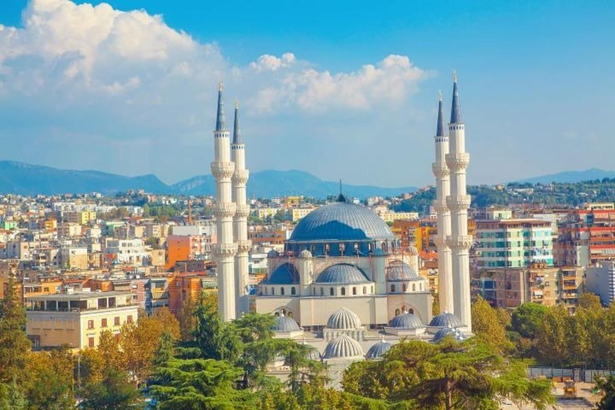bir şehrin tepesinde iki kubbesi olan cami