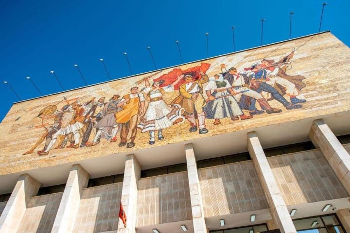 un mural al costat d'un edifici