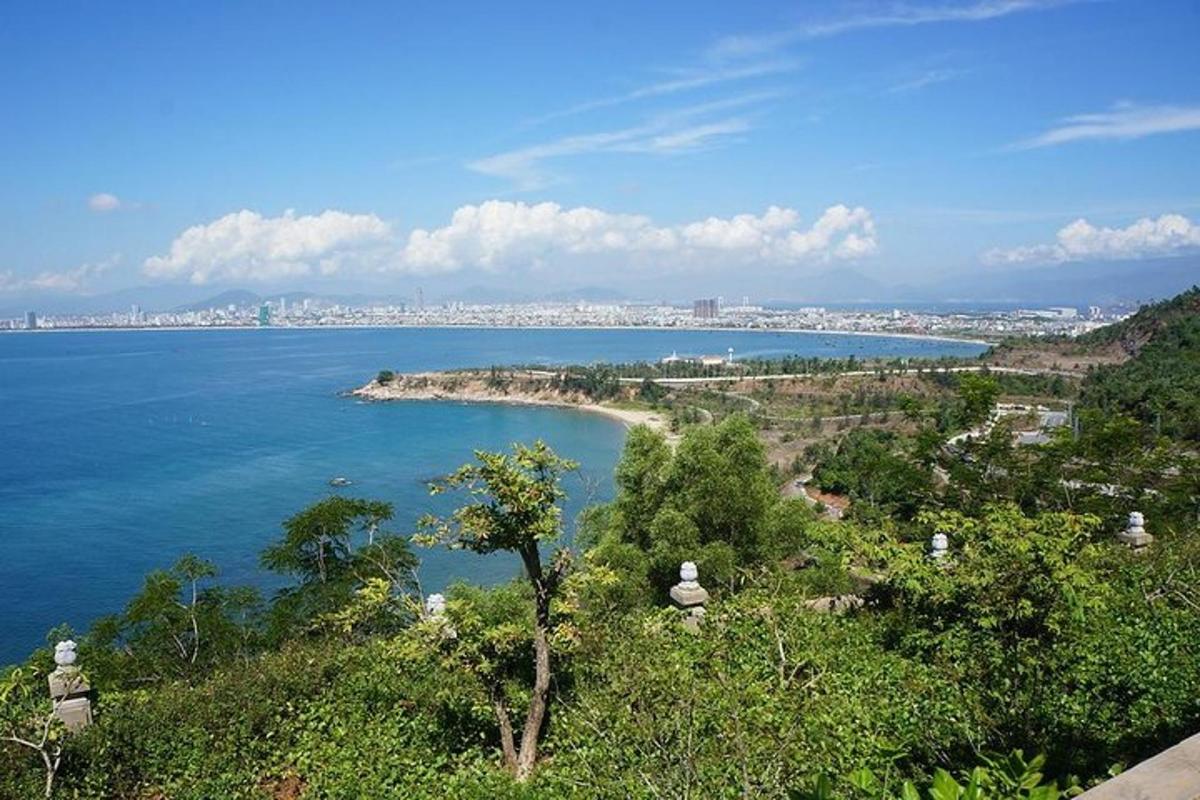 una vista di uno specchio d'acqua con una città