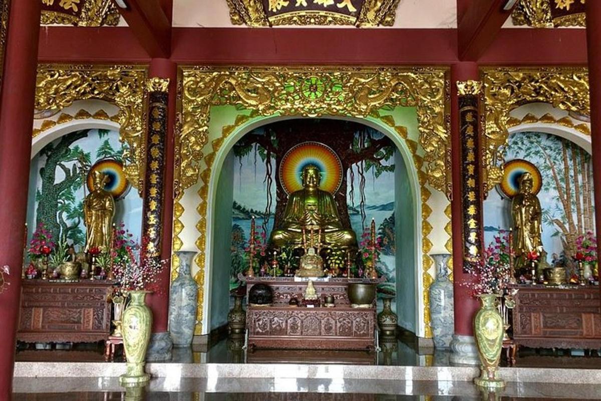 tempel suure kuldse altari ja kujudega