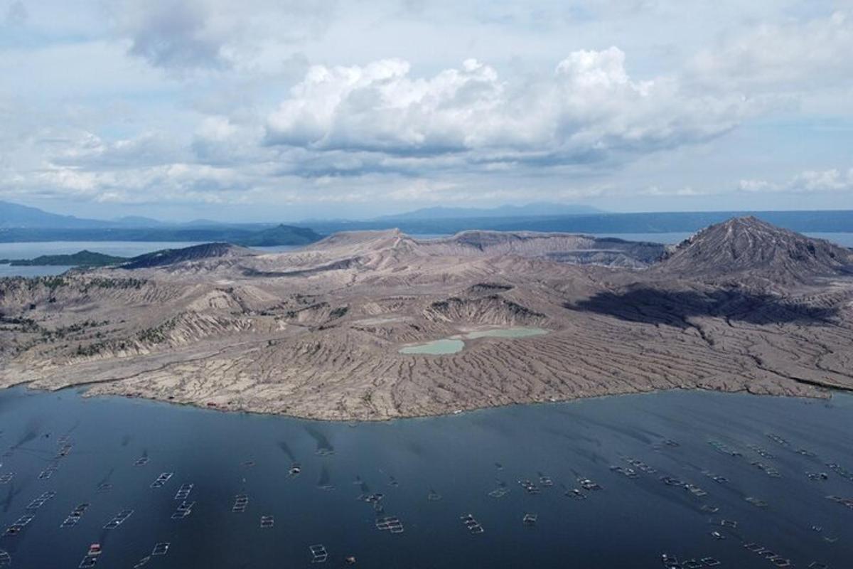 zračni pogled na otok v vodi