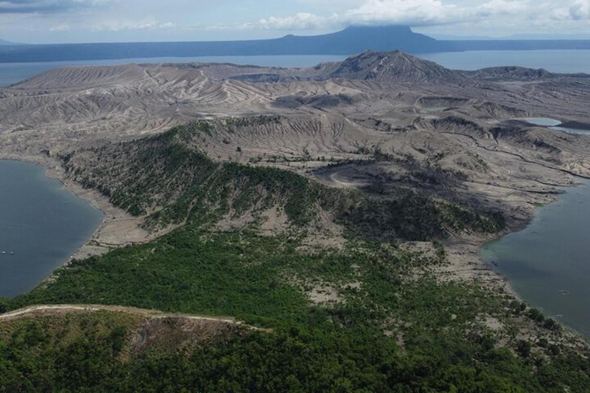 una vista aerea di un'isola nell'acqua
