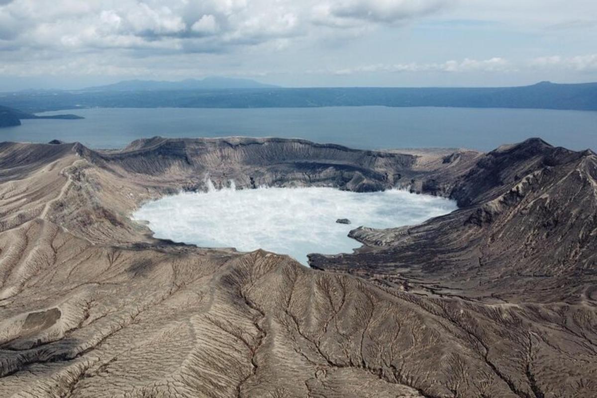 una vista aérea de un lago en medio de una montaña
