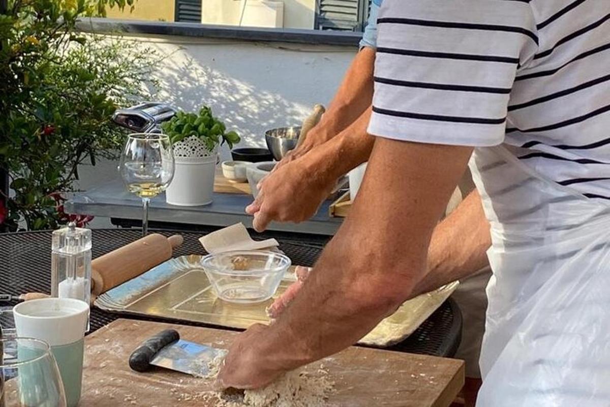 Ένας άντρας ετοιμάζει φαγητό σε ένα τραπέζι