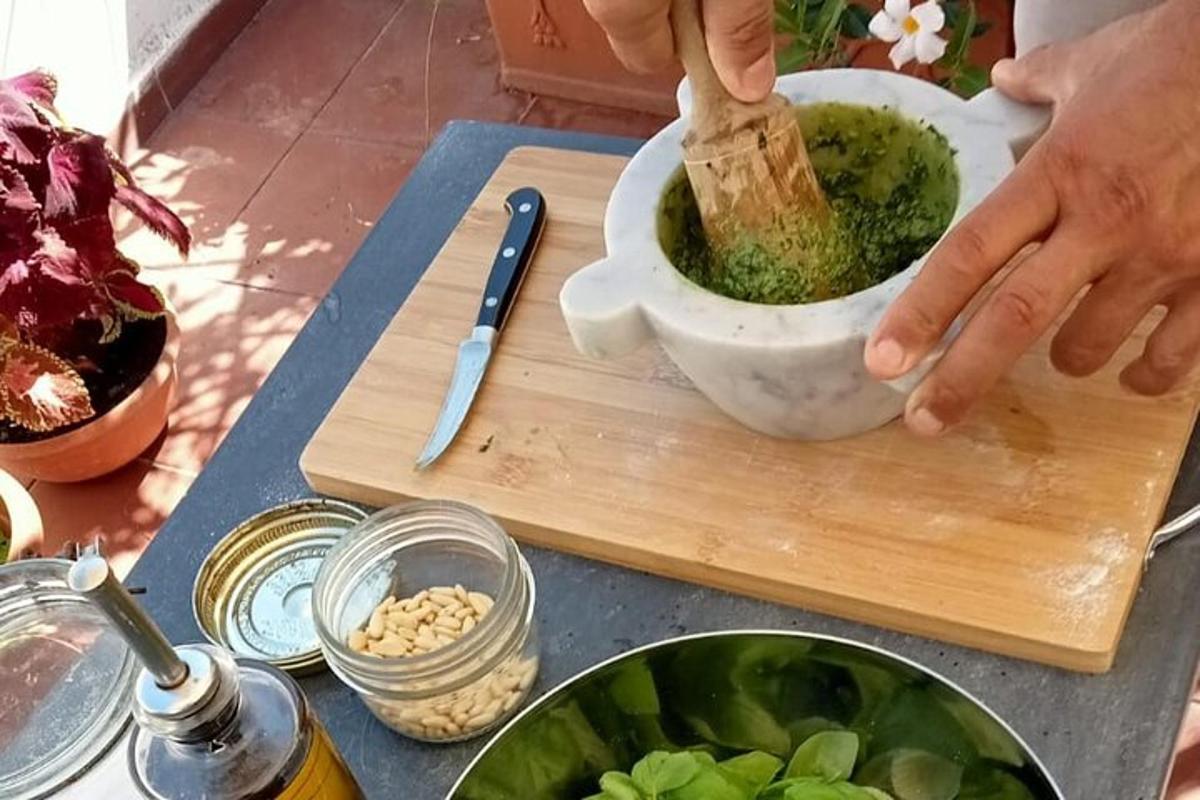 Ένα άτομο ανακατεύει μπρόκολο σε μια σανίδα κοπής