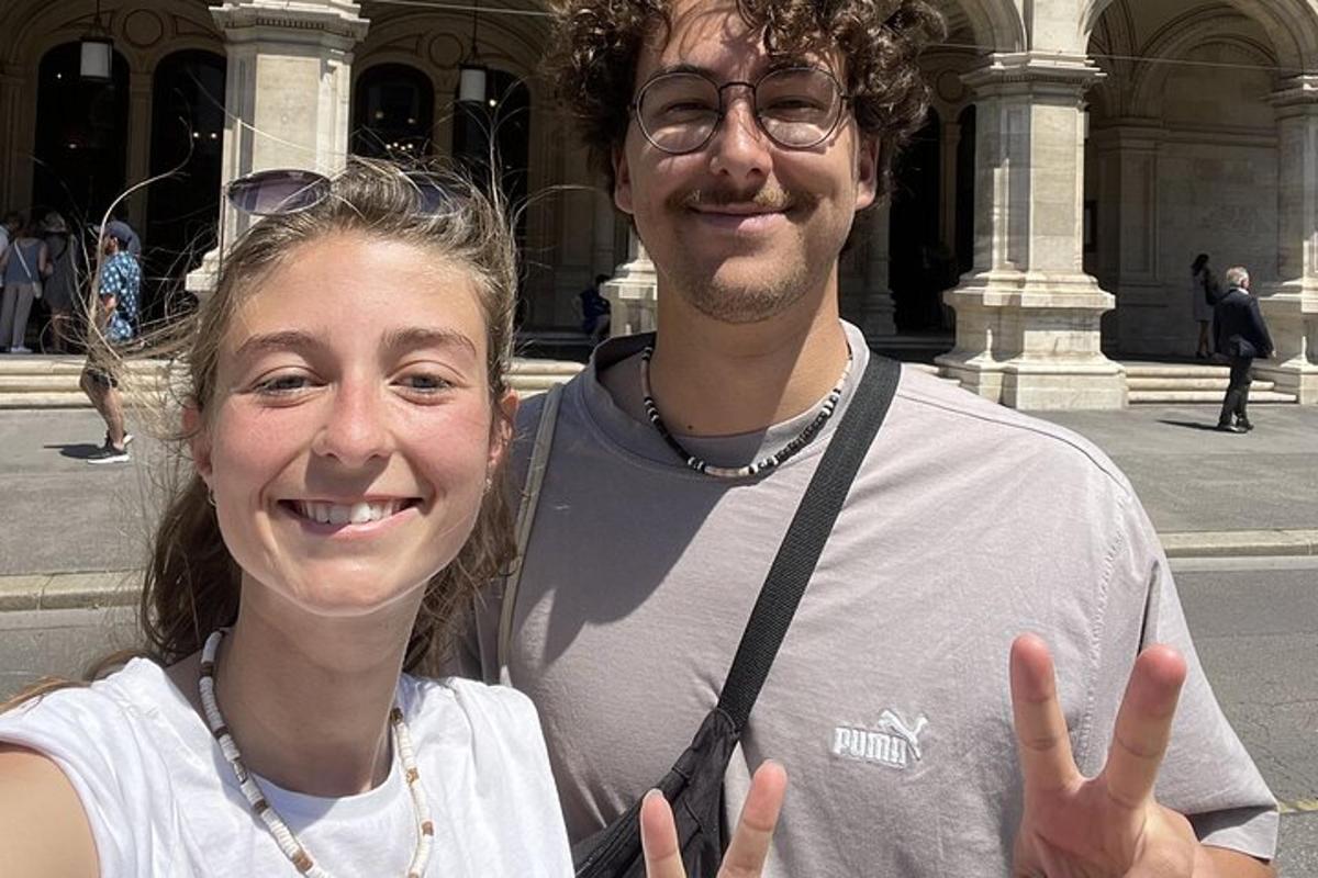 un home i una dona drets davant d'un edifici