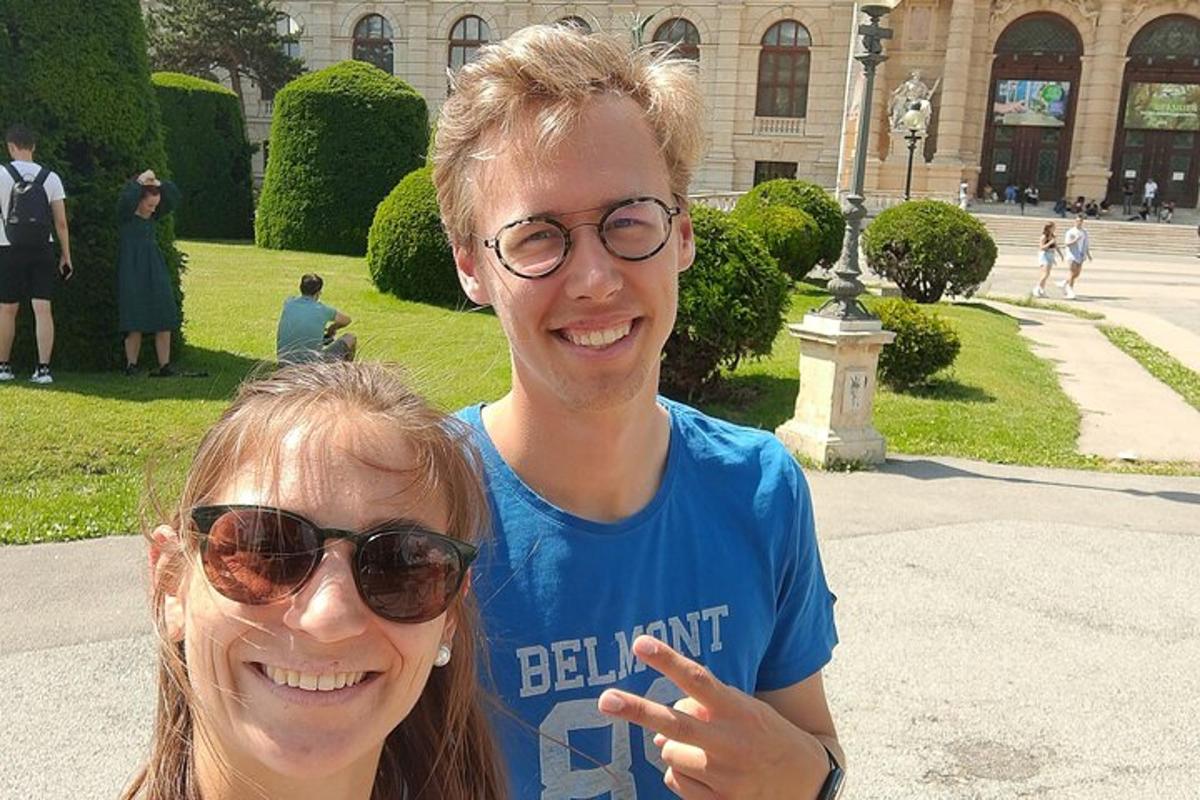 一个男孩和一个女孩站在一栋建筑物前