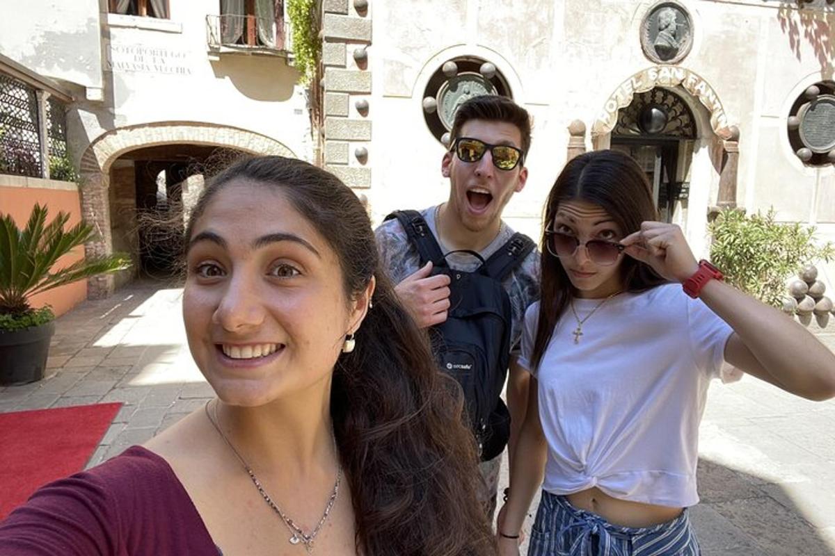 skupina tří lidí pózujících pro fotografii