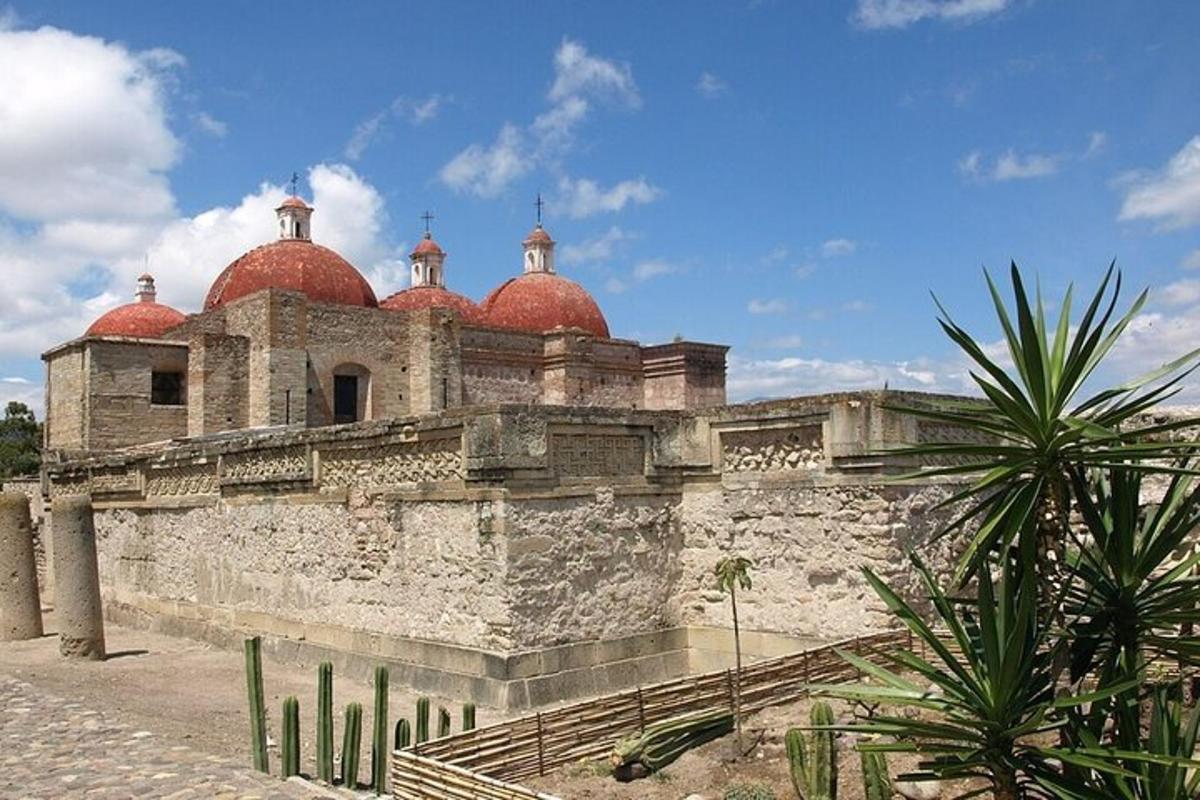 un edifici amb cúpules vermelles a sobre