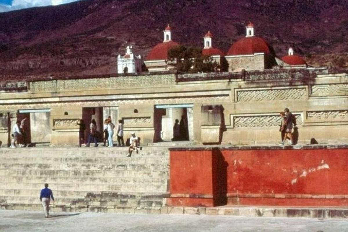 un uomo è in piedi davanti a un edificio