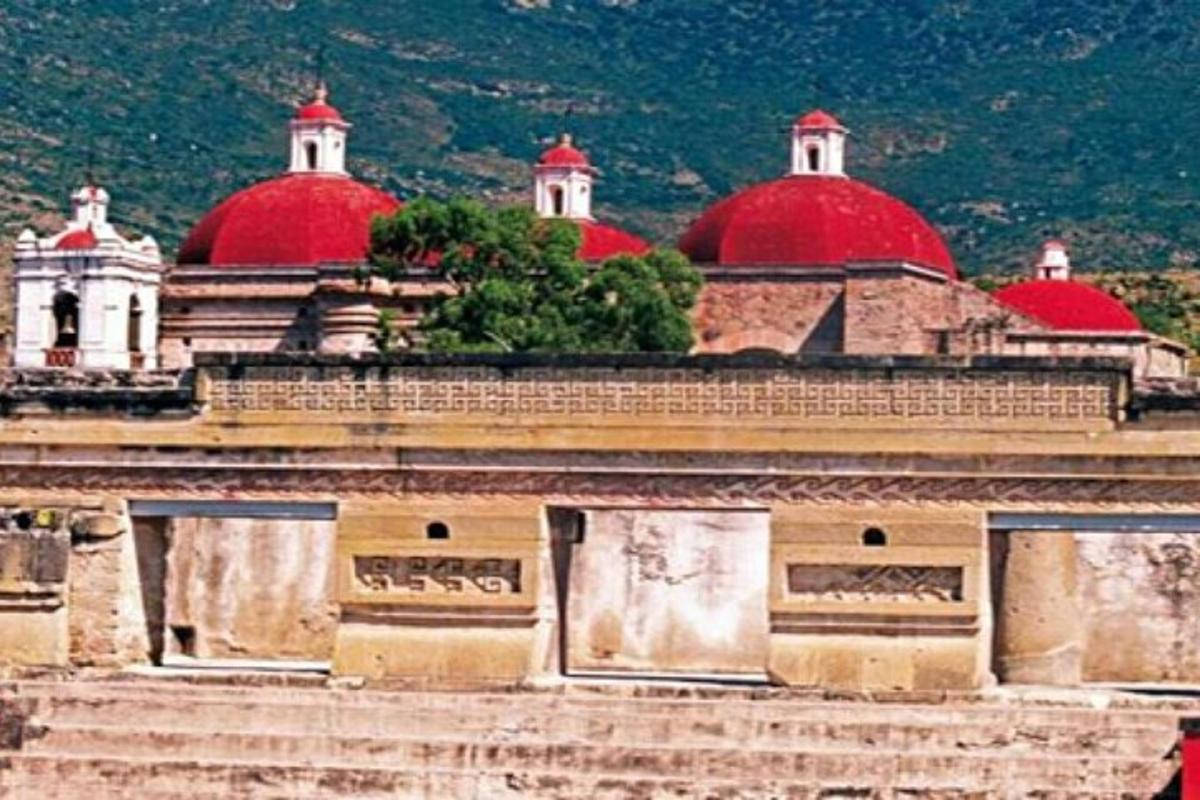 un edificio con cupole rosse in cima