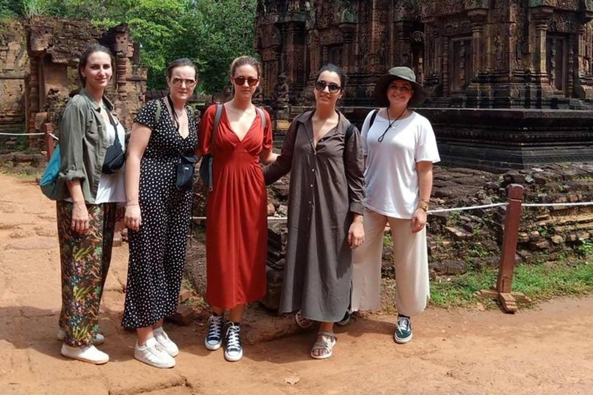 un gruppo di donne in piedi davanti a un tempio