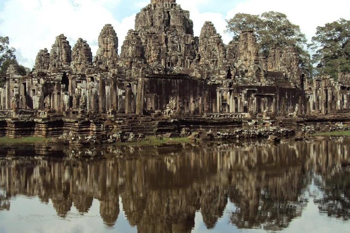 un tempio riflesso nell'acqua di Angkor Wat
