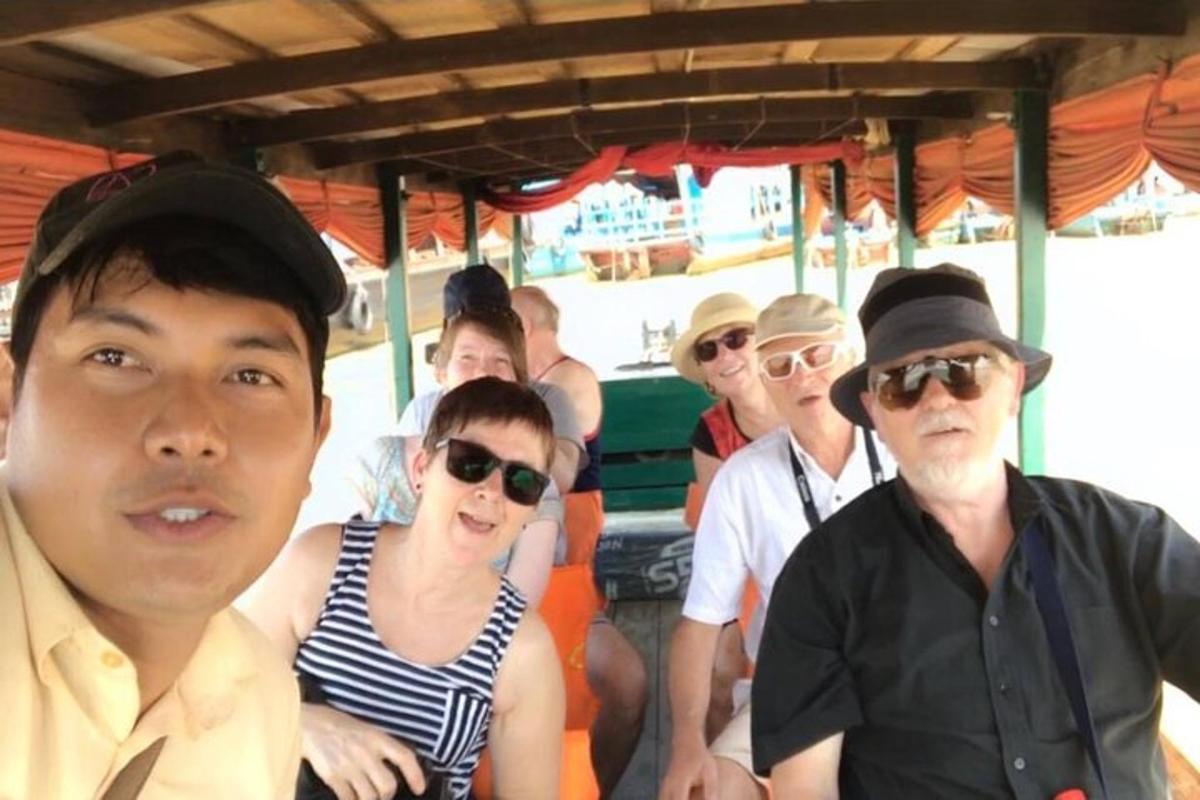 un gruppo di persone in barca