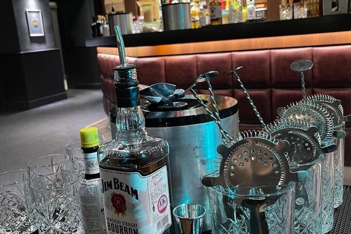 una bottiglia di alcol appoggiata su un tavolo
