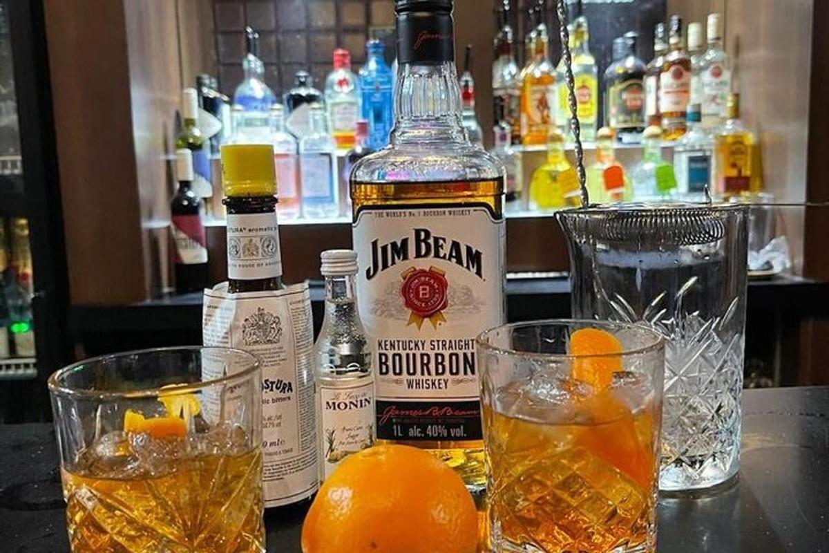 Skupina lahví alkoholu a sklenic na pultu