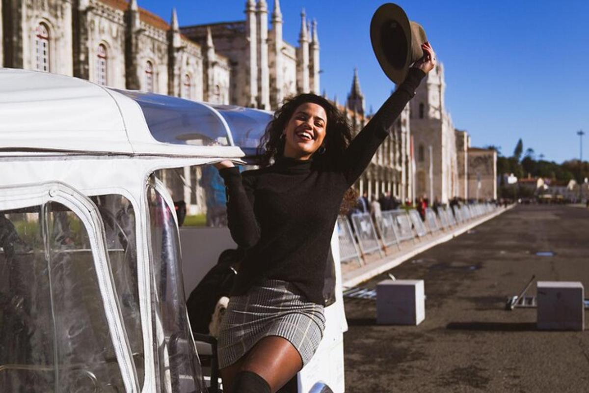 una donna è in piedi sul cofano di un'auto