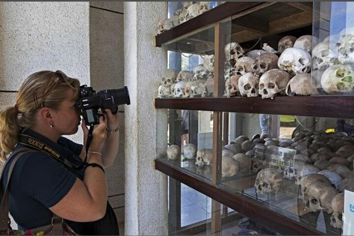 een vrouw die een foto maakt van een tentoonstelling van opgezette dieren