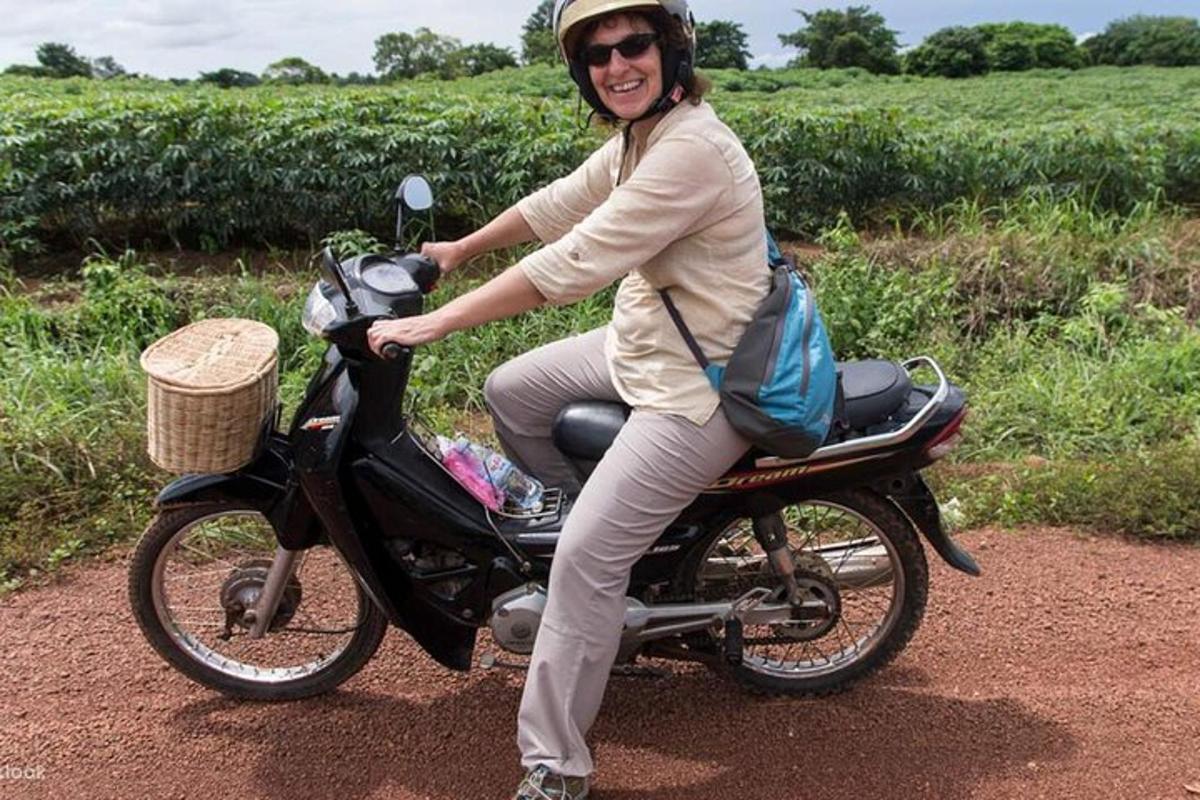 žena koja vozi motocikl po zemljanom putu